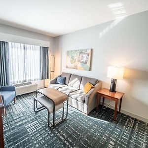 One-Bedroom Queen Suite Two Queen Beds Non-Smoking